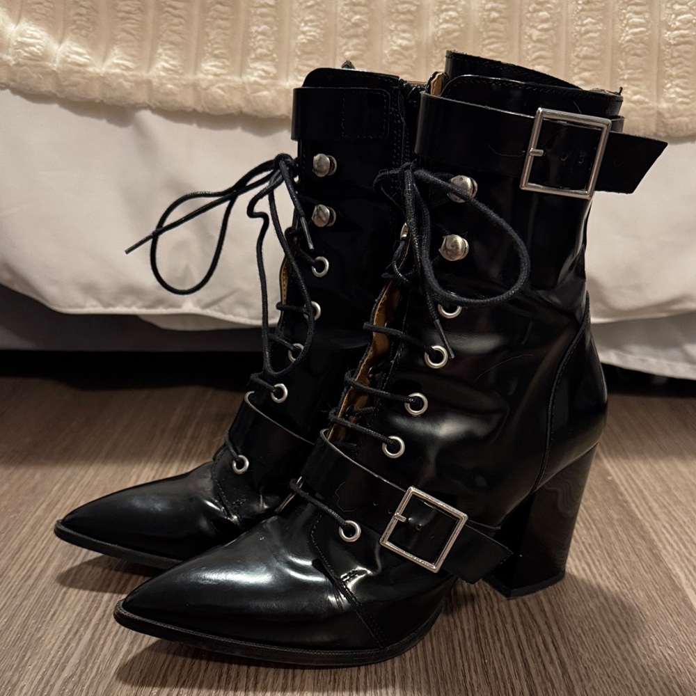 L'INTERVALLE Shiny Black Lace-Up Boots